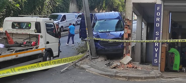 Park halindeyken hareket eden panelvan direğe çarparak durdu