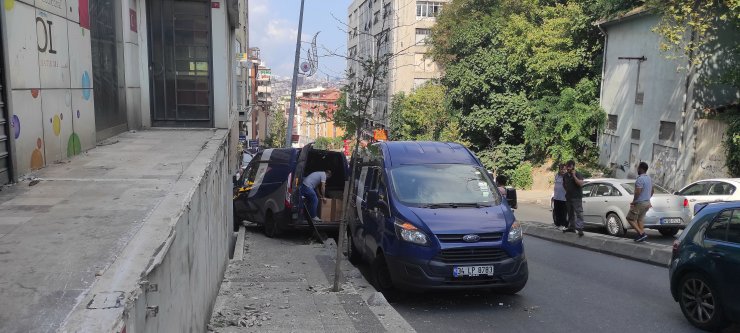 Park halindeyken hareket eden panelvan direğe çarparak durdu