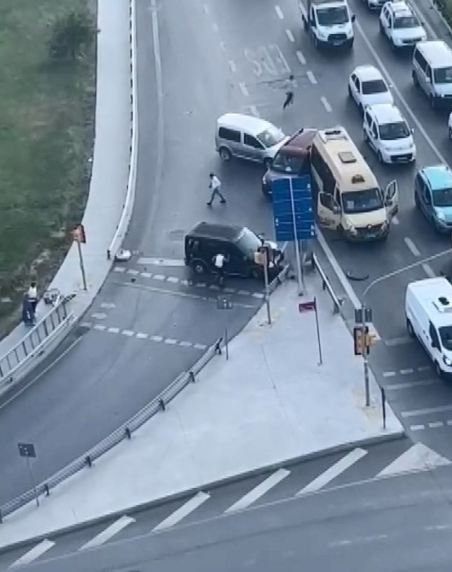 Silahlı kavga sonrası kaza; yarı çıplak halde kaçtı