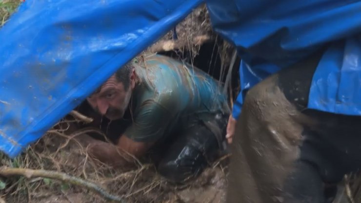 Su dolu oyuğa girip, 5 yavru köpeği kurtardı