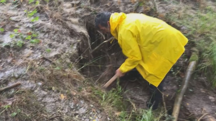 Su dolu oyuğa girip, 5 yavru köpeği kurtardı