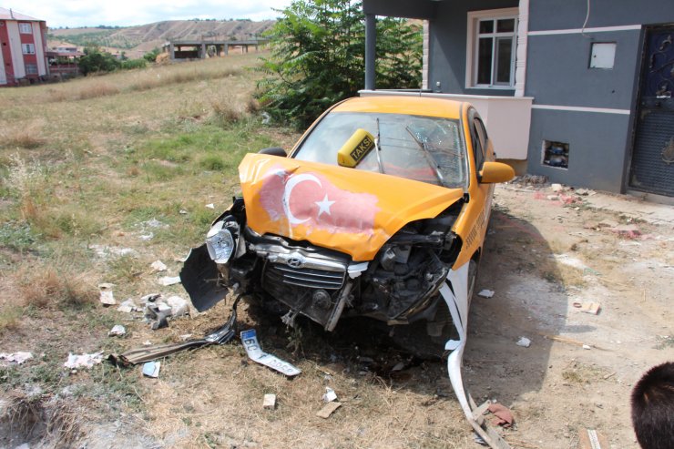 Taksi, evin balkonuna çarptı