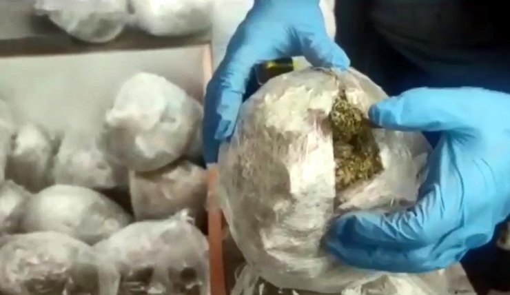 TIR'da taş döşemelerle gizlenen sandıklardan 107 kilo uyuşturucu çıktı
