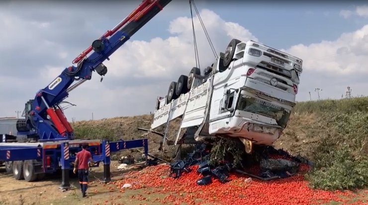 Adana'da domates yüklü kamyon şarampole devrildi