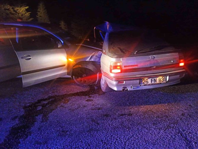 Alkollü sürücülerin kazasında 2’si ağır 4 kişi yaralandı