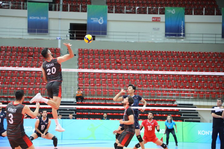Bakan Kasapoğlu, Konya'da Voleybol Milli Takımı'nın maçını izledi