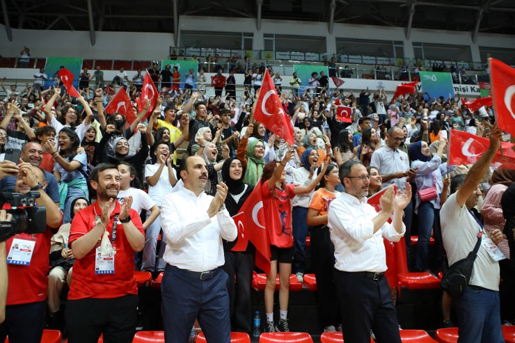Bakan Kasapoğlu, Konya'da Voleybol Milli Takımı'nın maçını izledi