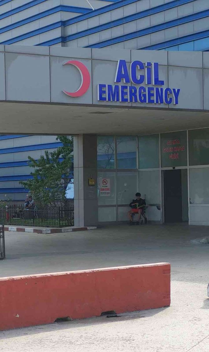 Bıçaklı saldırıda ağır yaralandı, kanlı döner bıçağı acil servis önünde bulundu