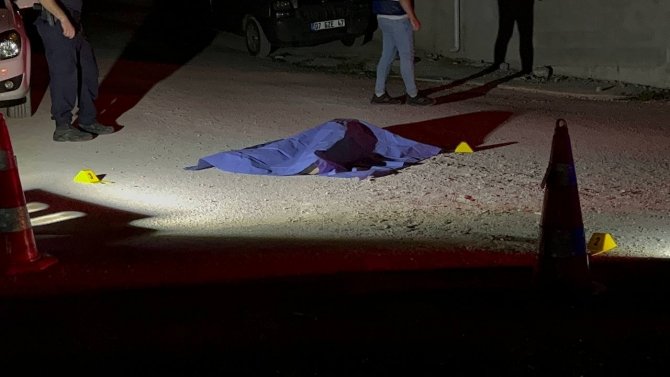 Boşanma aşamasındaki eşini sokak ortasında silahla öldürdü