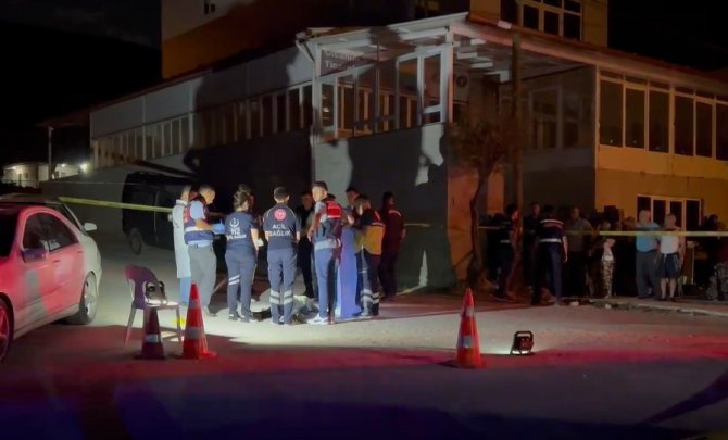 Boşanma aşamasındaki eşini sokak ortasında silahla öldürdü