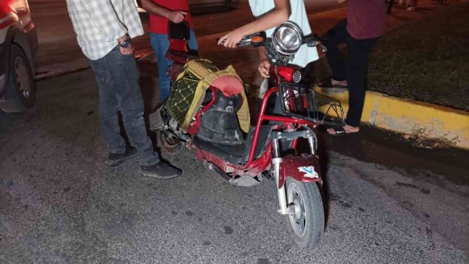 Hafif ticari araç elektrikli bisiklete çarptı