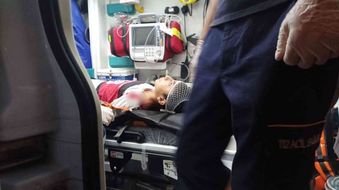 Hafif ticari araç elektrikli bisiklete çarptı