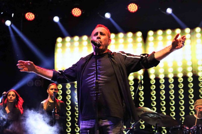 Haluk Levent, sahneye atlayan hayranına böyle sarıldı