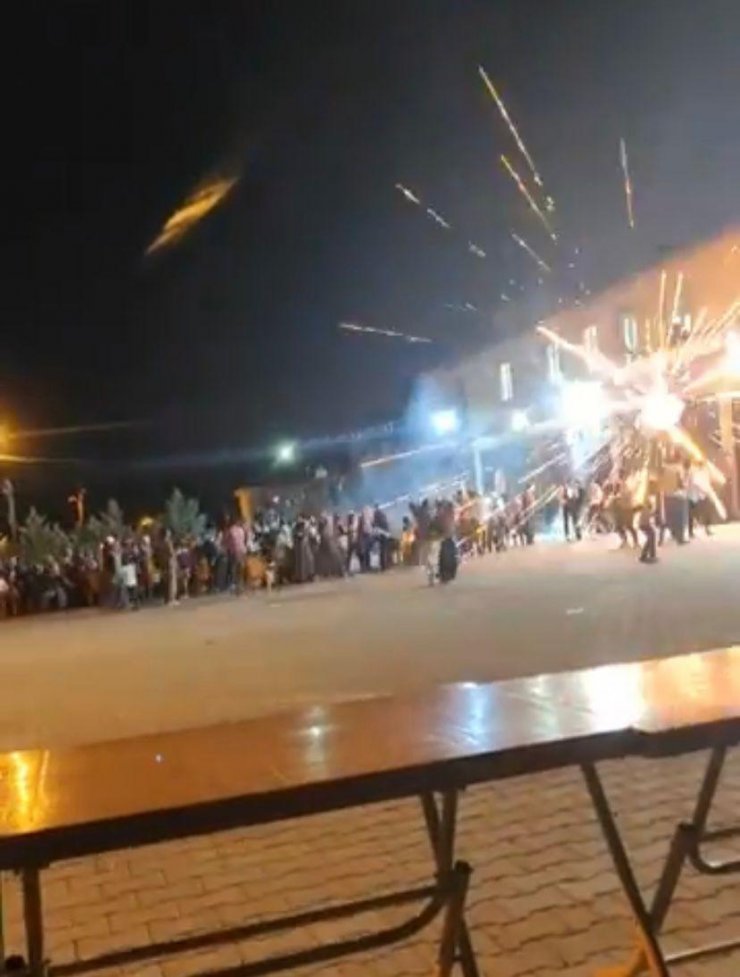 Havai fişekler, düğüne gelenlerin üzerinde patladı