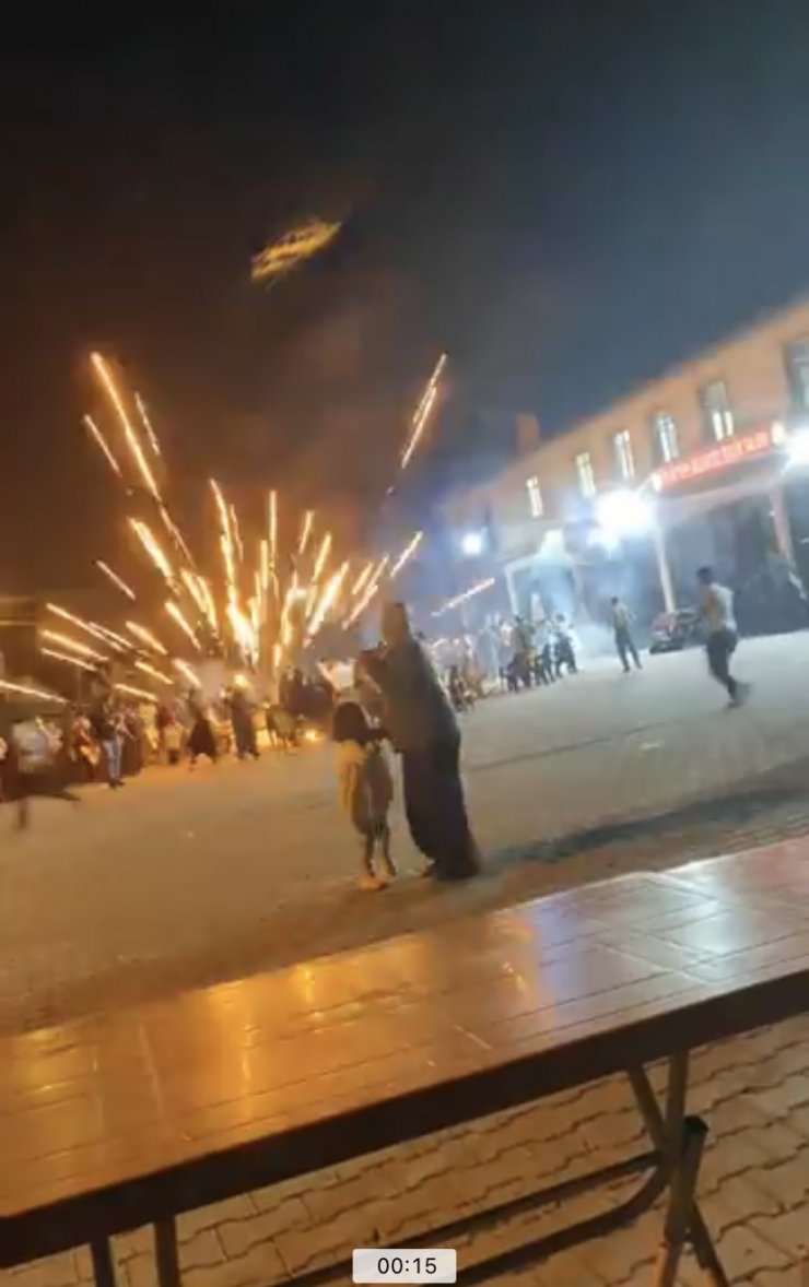 Havai fişekler, düğüne gelenlerin üzerinde patladı