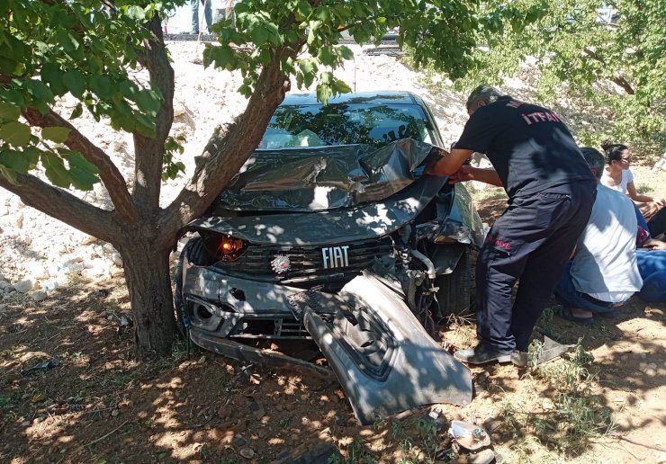 İki otomobil çarpıştı: 5'i çocuk, 11 yaralı