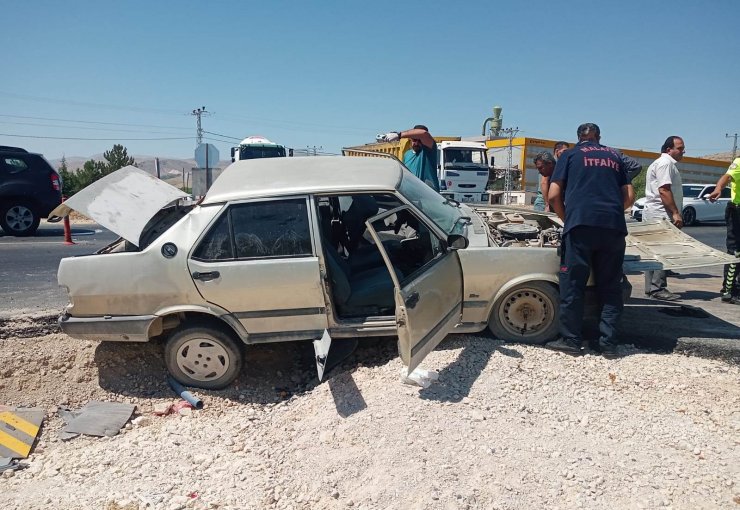 İki otomobil çarpıştı: 5'i çocuk, 11 yaralı