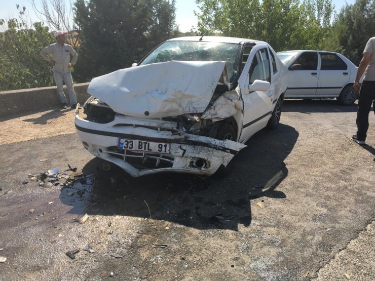 İki otomobil kafa kafaya çarpıştı: 1 ölü, 4 yaralı