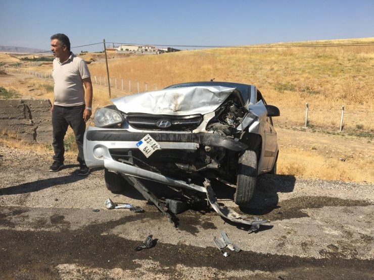 İki otomobil kafa kafaya çarpıştı: 1 ölü, 4 yaralı