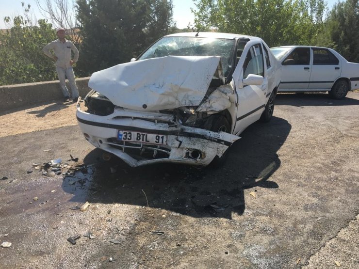 İki otomobil kafa kafaya çarpıştı: 1 ölü, 4 yaralı