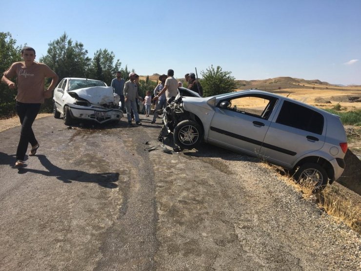 İki otomobil kafa kafaya çarpıştı: 1 ölü, 4 yaralı