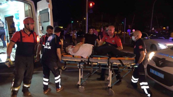 Kırmızı ışıkta geçen alkollü sürücü dehşet saçtı: 1 ölü, 4 yaralı