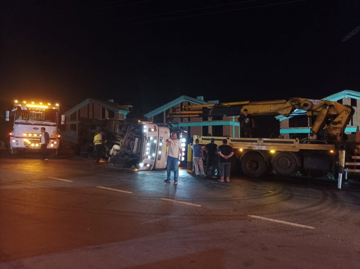 Kontrolden çıkan kamyon devrildi: 1 yaralı