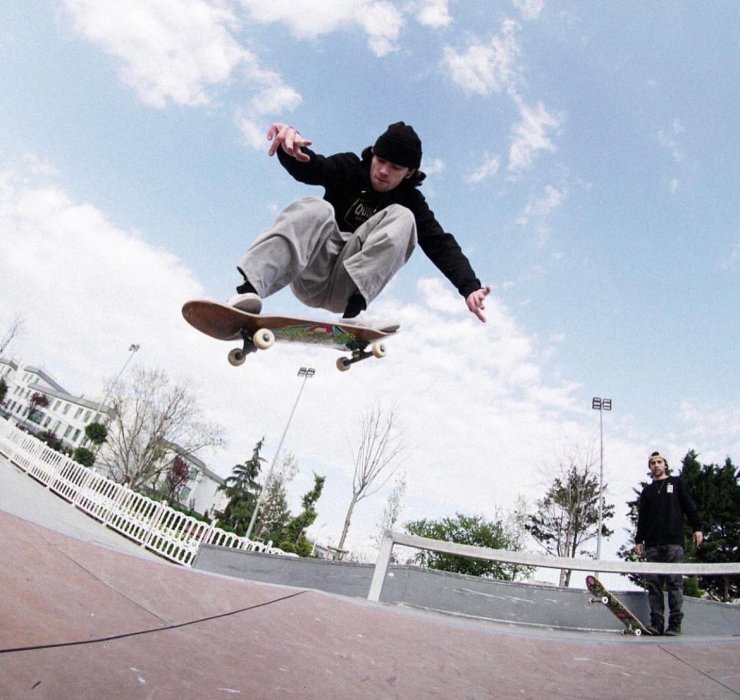 Maltepe'de kaykay şampiyonu milli sporcuya dayak