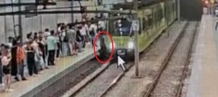 Metronun önüne atladı, vatman son anda durdu; o anlar kamerada