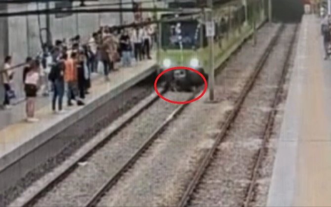 Metronun önüne atlayan şahıs yürekleri ağza getirdi