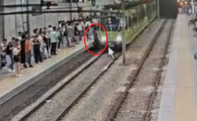 Metronun önüne atlayan şahıs yürekleri ağza getirdi
