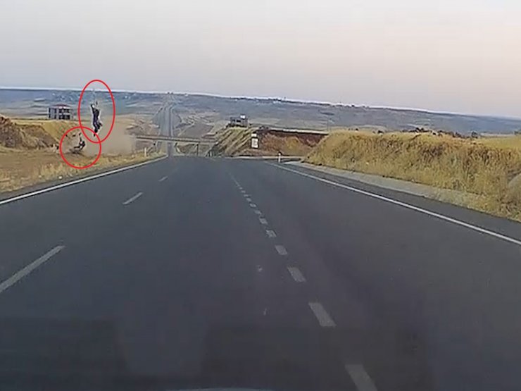 Motosiklet 14 takla atarak şarampole düştü, sürücü ağır yaralı