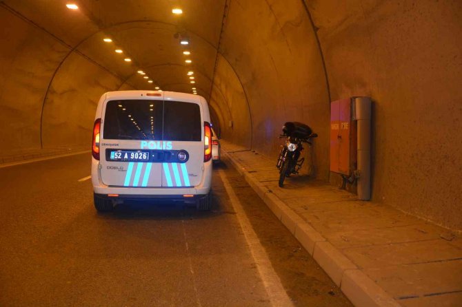 Ön lastiği patlayan motosikletin sürücüsü kazada yaralandı