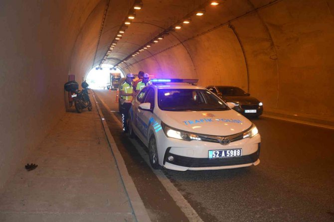 Ön lastiği patlayan motosikletin sürücüsü kazada yaralandı
