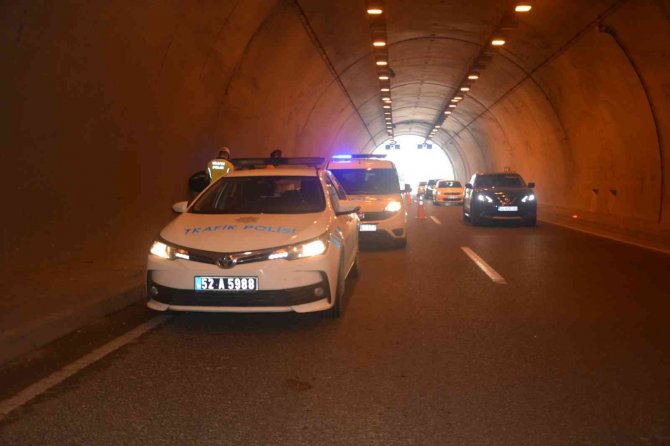 Ön lastiği patlayan motosikletin sürücüsü kazada yaralandı