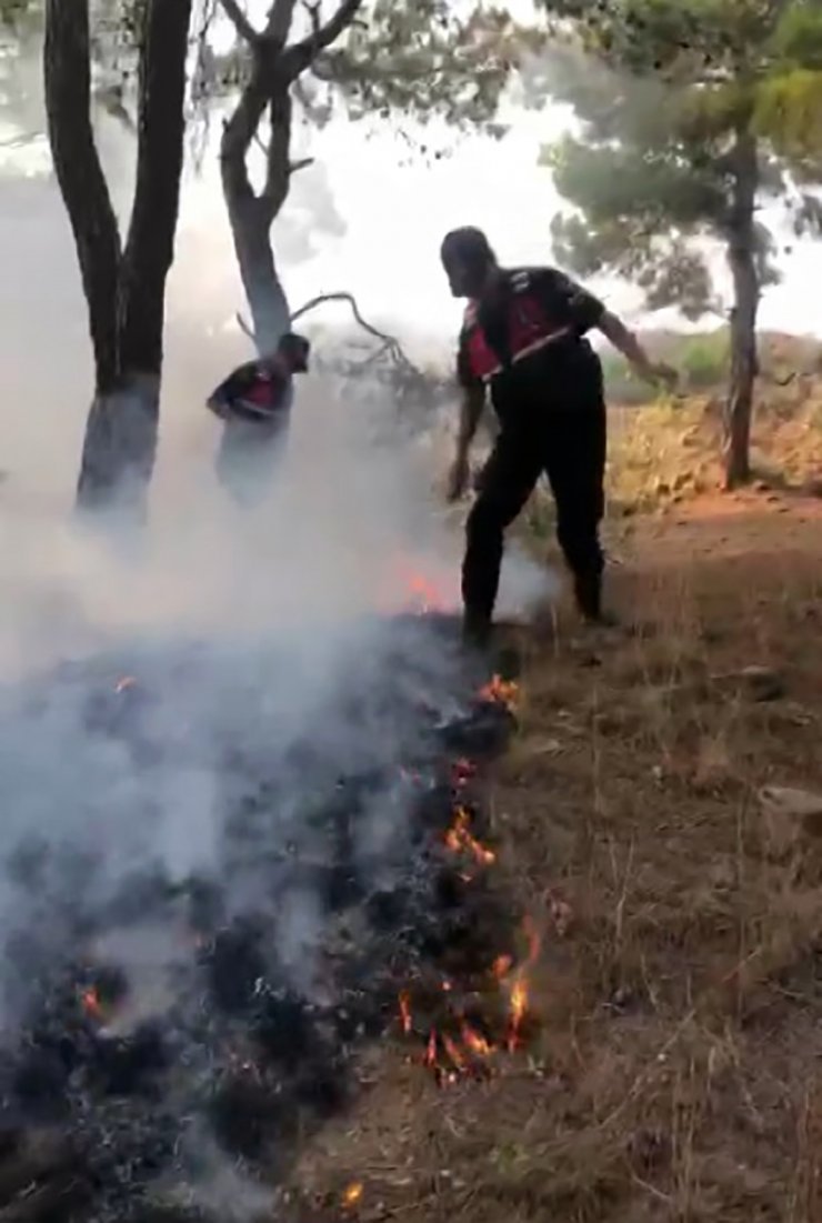 Orman yangınını ayaklarındaki botlarla söndürmeye çalıştılar