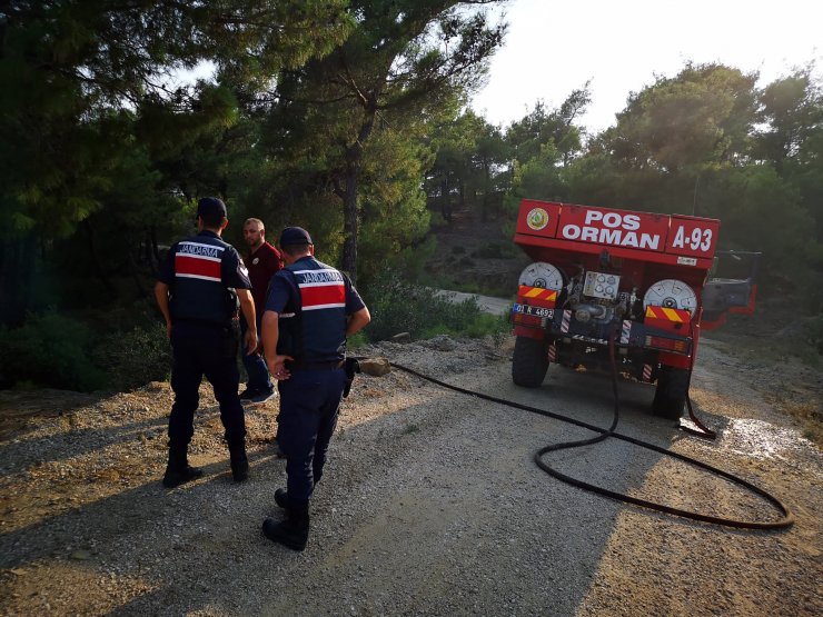 Orman yangınını ayaklarındaki botlarla söndürmeye çalıştılar