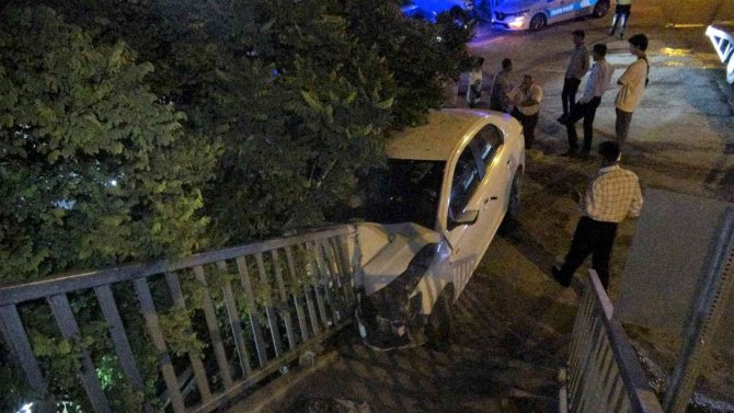 Otomobil yaya üst geçidine çarptı: 4 yaralı