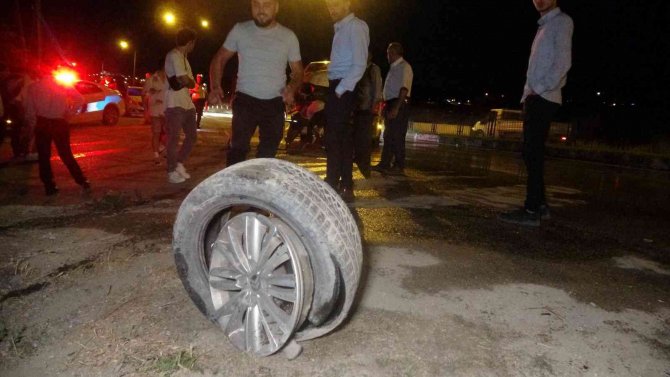 Otomobil yaya üst geçidine çarptı: 4 yaralı