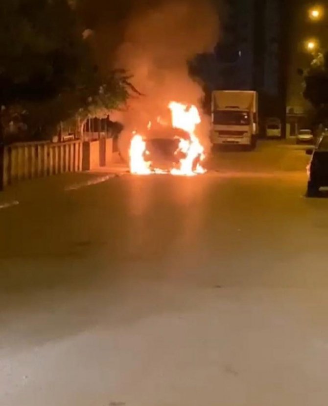 Park halindeki otomobil yandı