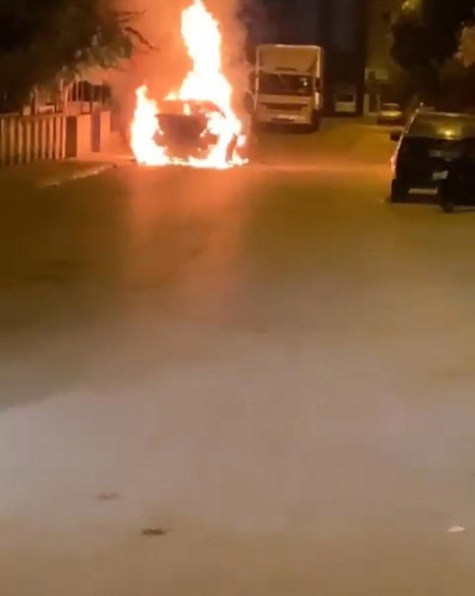 Park halindeki otomobil yandı