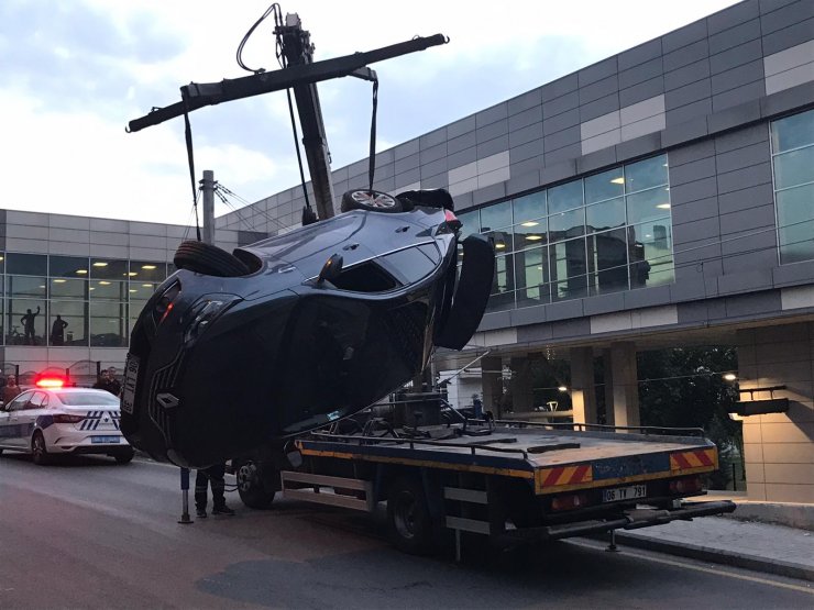 Raylara düşen otomobilin sürücüsü yaralandı