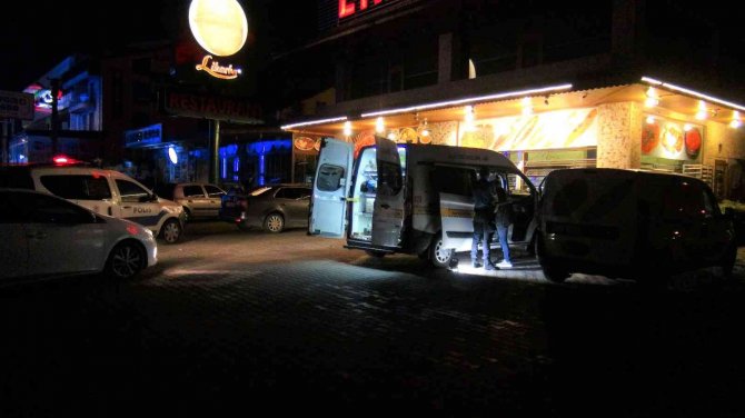 Tartıştıkları şahsı durakta pompalı tüfekle yaralayıp motosikletle kaçtılar