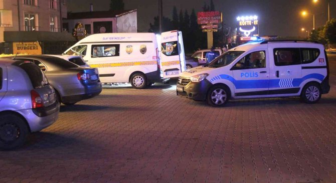 Tartıştıkları şahsı durakta pompalı tüfekle yaralayıp motosikletle kaçtılar