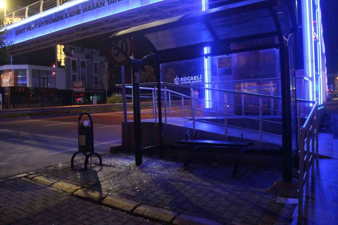 Tartıştıkları şahsı durakta pompalı tüfekle yaralayıp motosikletle kaçtılar