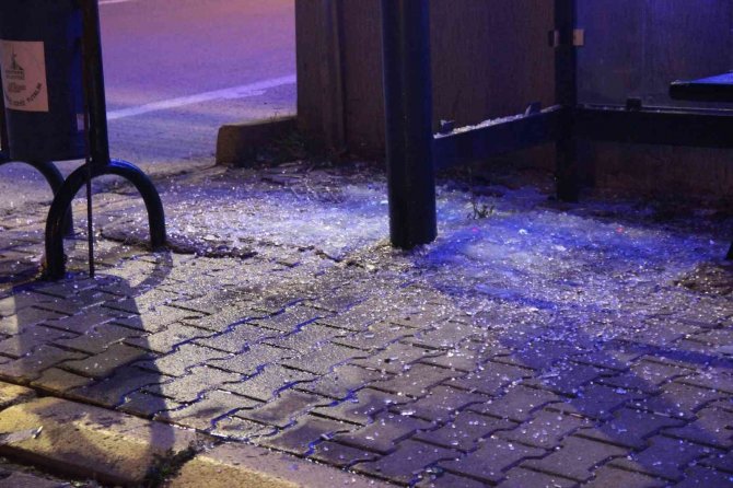 Tartıştıkları şahsı durakta pompalı tüfekle yaralayıp motosikletle kaçtılar