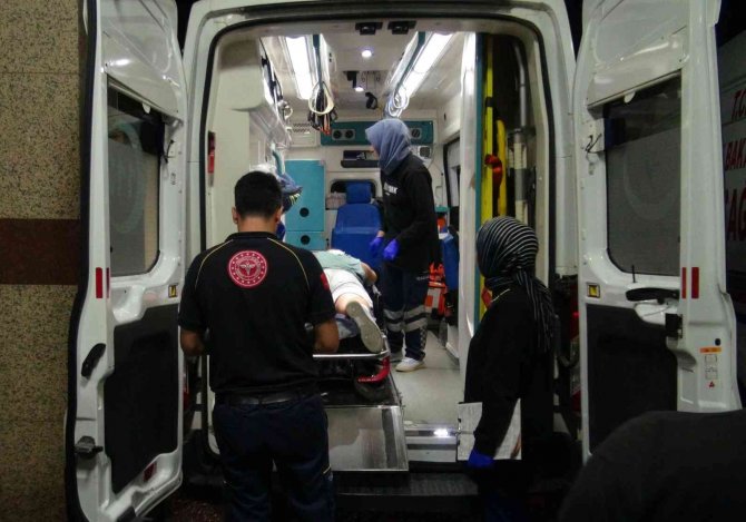 Tartıştıkları şahsı durakta pompalı tüfekle yaralayıp motosikletle kaçtılar