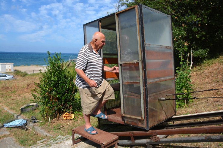 Tepedeki evine 30 metrelik raylı sistemle inip çıkıyor