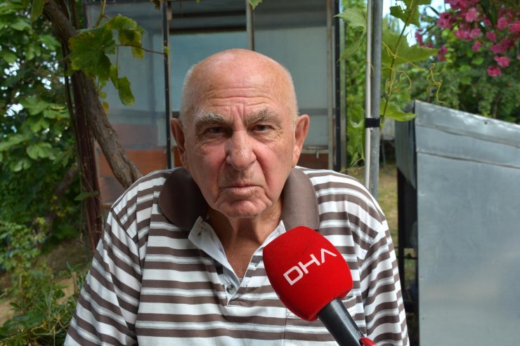 Tepedeki evine 30 metrelik raylı sistemle inip çıkıyor