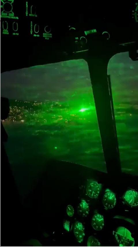 Yangın söndürme helikopterine tutulan lazer; kamerada